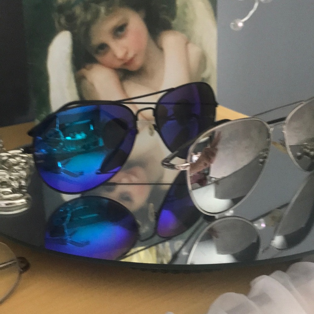 Double bar aviator style reflective sunnies.